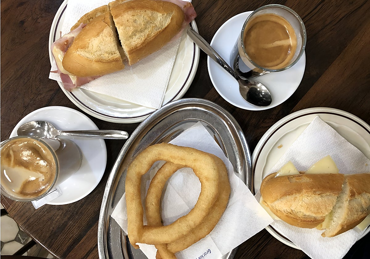 Tejeringos con chocolate, pitufos con café con leche o molletes con leche con fresas, en esta guía proponemos tres sitios donde desayunar de forma tradicional en Málaga
