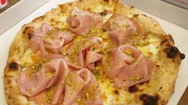 Pizza elaborada en Casa Mía Street Food Gluten Free de Córdoba
