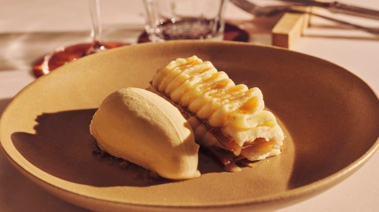 Milhojas de pestiños con helado de naranja