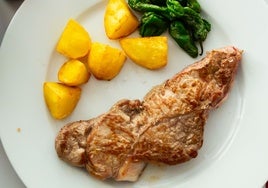 Entrecot de ternera con pimientos del padrón y patatas al horno