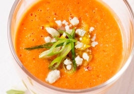 Salmorejo con toppings: aguacate, pepino, dátiles y huevo duro