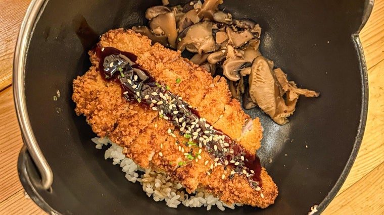 Un contundente plato de Donburri Tonkatsu elaborado en el restaurante Sibuya de Córdoba