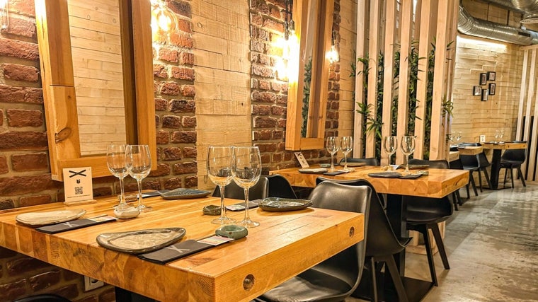Interior del restaurante Sibuya en el centro de Córdoba, España