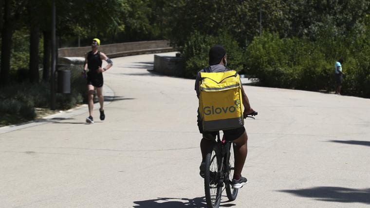 Imagen de archivo de un repartidor de Glovo