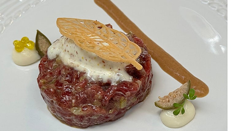 Steak tartar con toque de salsa César