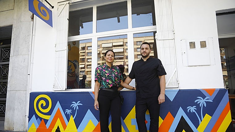 Los dos propietarios, ante la fachada de Nativa Gastro