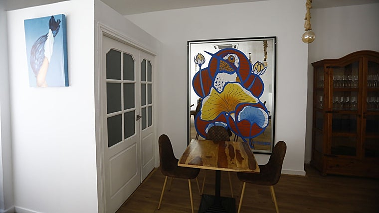 Ambiente cálido y acogedor del interior de Nativa