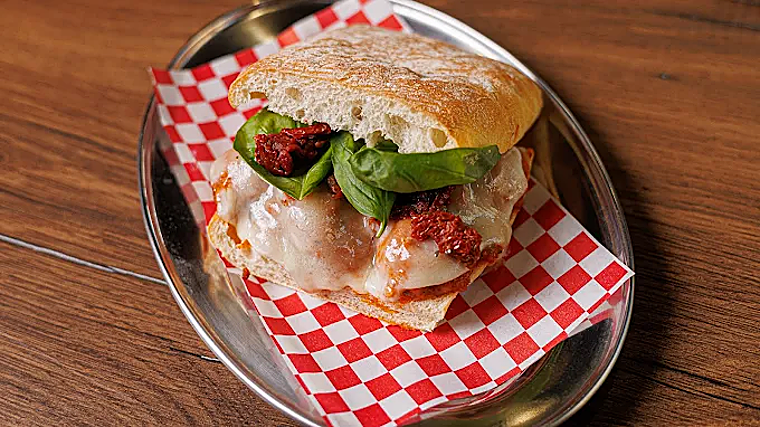 Bocadillo de 'armóndigas' de Esto es Jauja, Torre del Mar