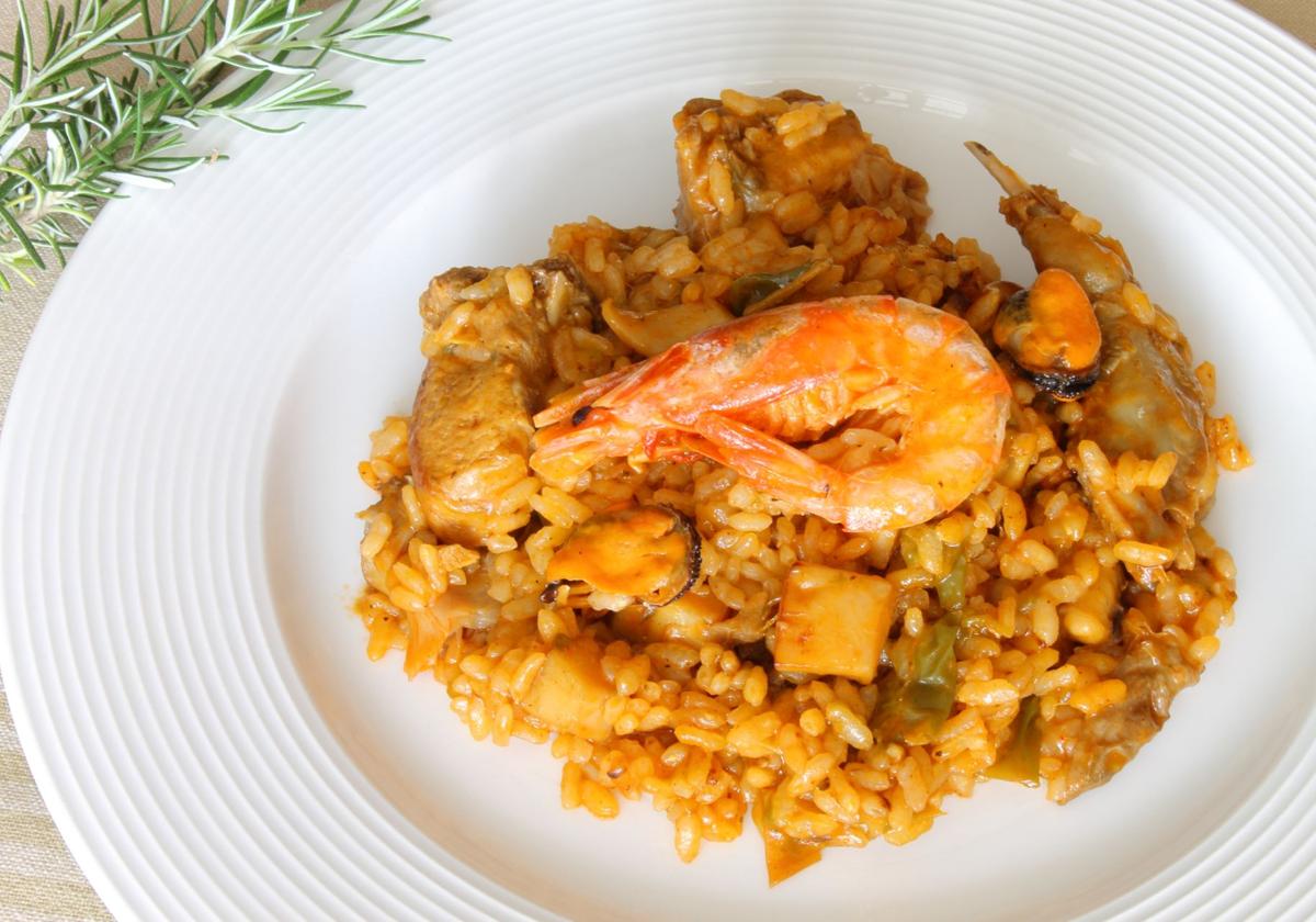 Esta paella es un clásico que une el sabor de la tierra y el mar