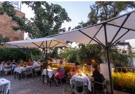 El restaurante De la O de Sevilla se encuentra en Triana junto al Guadalquivir
