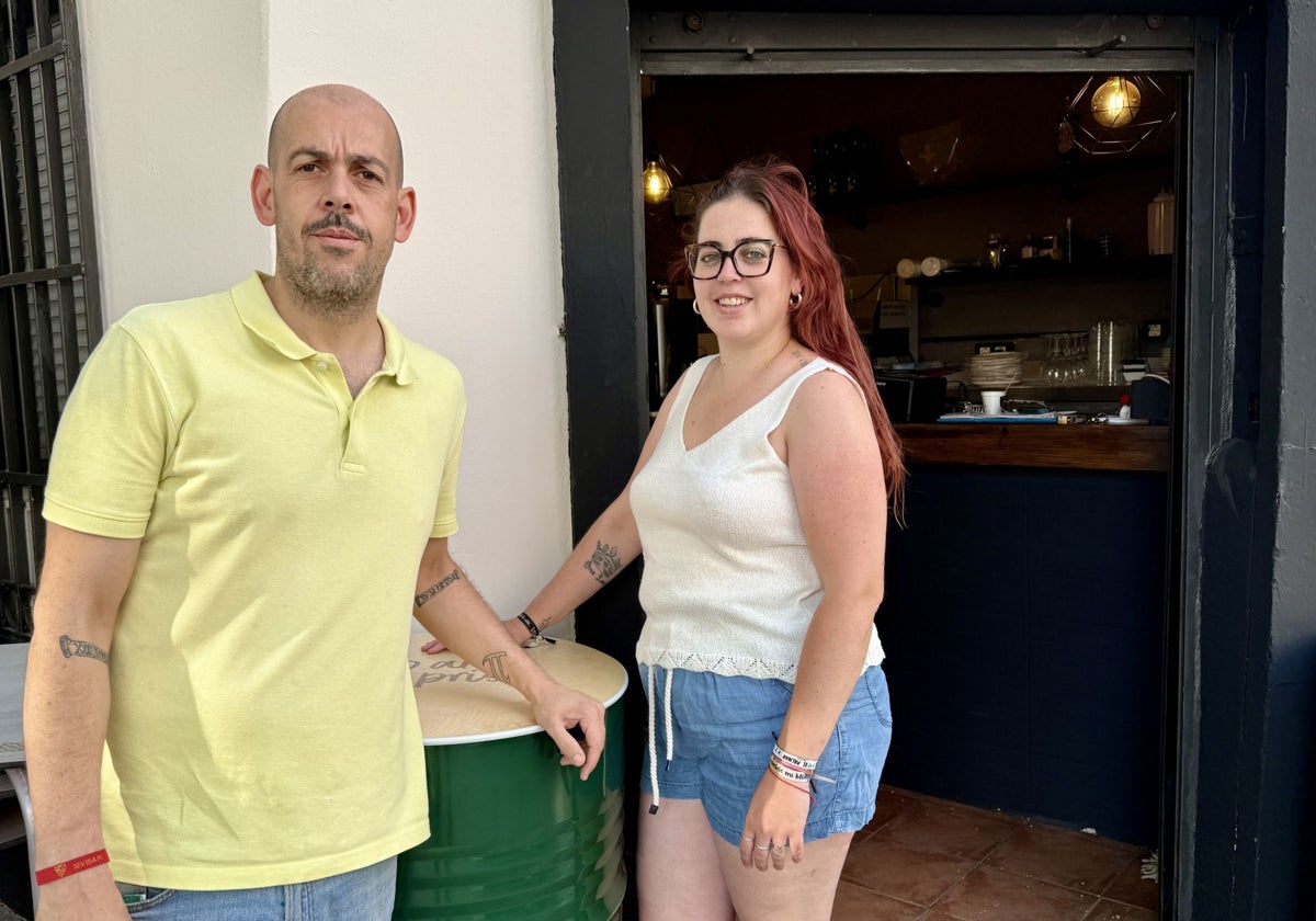 Borja Cuéllar y Pepa Ortiz en la puerta del nuevo establecimiento