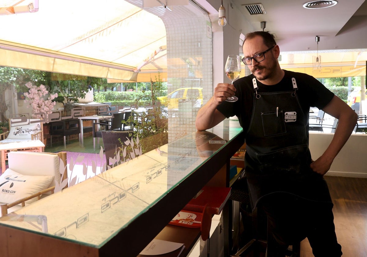 José Ropero, en la barra de Glacé Lounge Bar