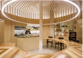 Este restaurante de Sevilla te hace compartir mesa con desconocidos y te cocinan en directo