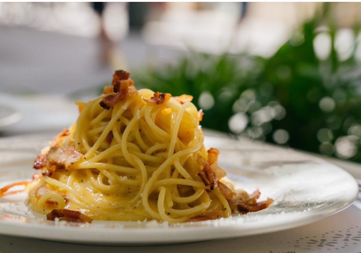 Espaguetis carbonara de L'Oca Giuliva, uno de nuestros restaurantes italianos recomendados para comer comer pasta en Sevilla