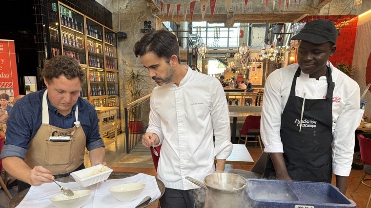 Carmelo Moreno, en el centro, con dos alumnos de la escuela