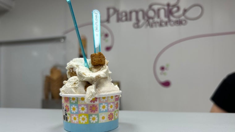 Tarrina de helado en la nueva heladería de Córdoba