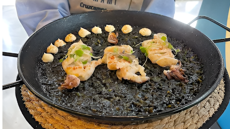 Arroz negro con chipirones de Umami Gastrobar en Ciudad Expo