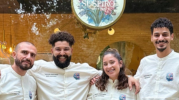 Parte del equipo de Suspiro Tapas & Vinos