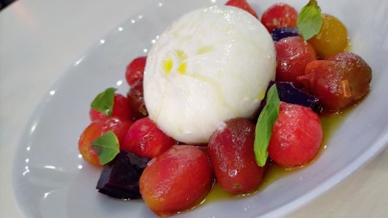 Burrata con tomatitos, remolacha y sandía de la nueva carta de Arena Bar en Córdoba