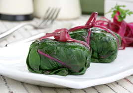 Acelgas rojas rellenas de arroz paso a paso