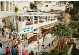 El nuevo beach club de Nerja que está arrasando: comida con vistas, cócteles al atardecer y camas balinesas