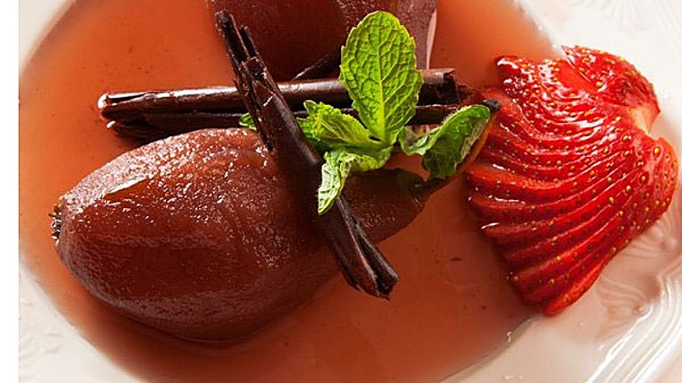 Peras al vino, uno de sus postres clásicos