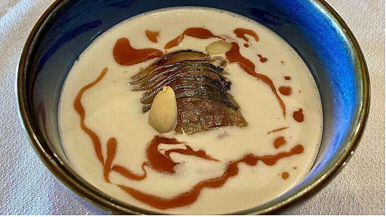 Ajoblanco 'agazpachao' con jurel curado, plato del menú de El Chiringuito