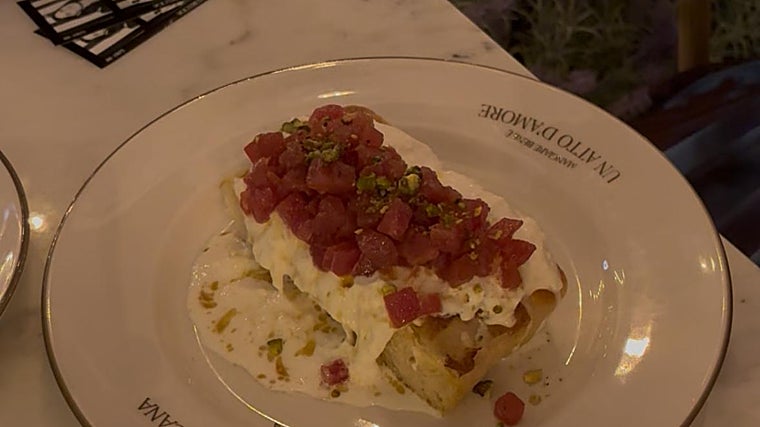 Tartare de atún con stracciatella sobre focaccia de Voltereta Toscana