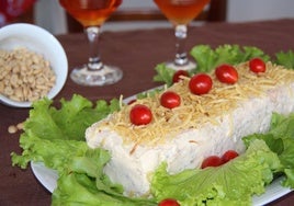 El pastel de verano con pan de molde y atún que hacían las abuelas y se prepara en 15 minutos