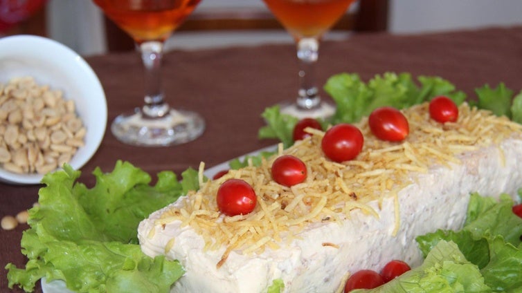El pastel de verano con pan de molde y atún que hacían las abuelas y se prepara en 15 minutos