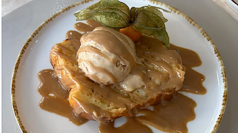 Torrija con salsa de Lotus y helado