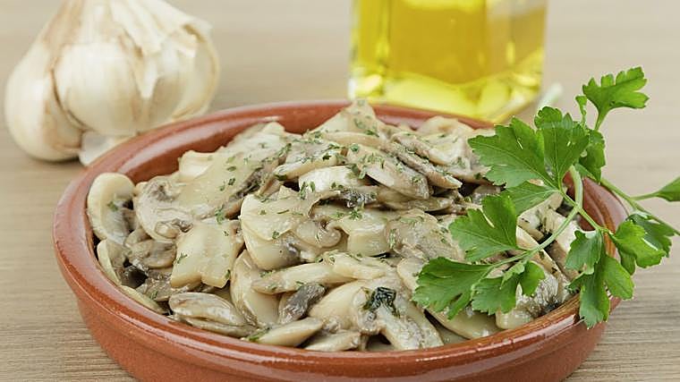 Champiñones al ajillo