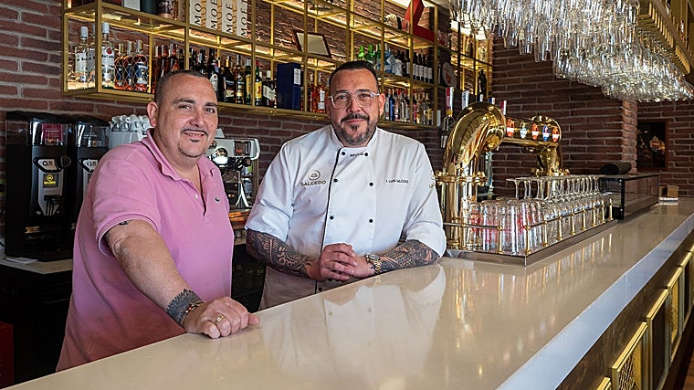 Los dos hermanos Salcedo en su Taberna Hermanos Salcedo en Córdoba