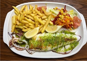 El bar de barrio de Málaga que tiene tapas gigantes por 3 euros