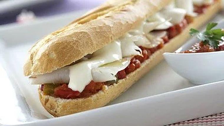Bocadillo de pisto con bacalao