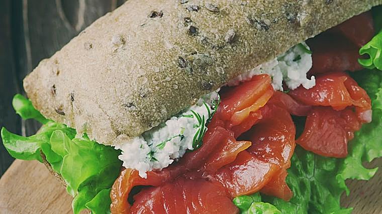 Bocadillo de salmón con salsa tártara