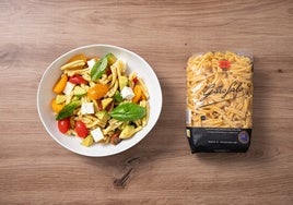Así se prepara esta ensalada de pasta con aguacate