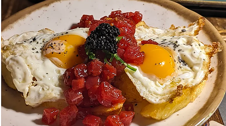 Huevos rotos con tartar de atún