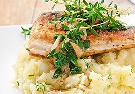 Rosada con puré de patata y apio