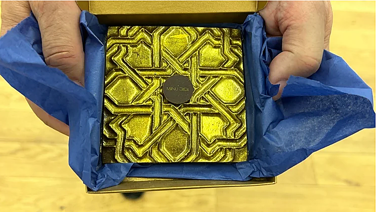 Azulejo de chocolate bañado en oro, elaboración de Manu Jara en la pasada edición de Guadalcao