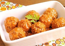 Las albóndigas en salsa de la abuela que siempre triunfan (y el secreto está en el pan)