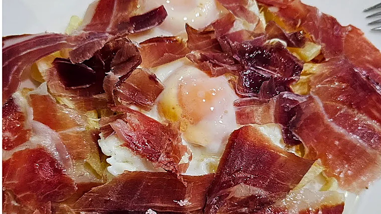 Plato de huevos fritos con patatas y jamón de La Flor de mi Viña