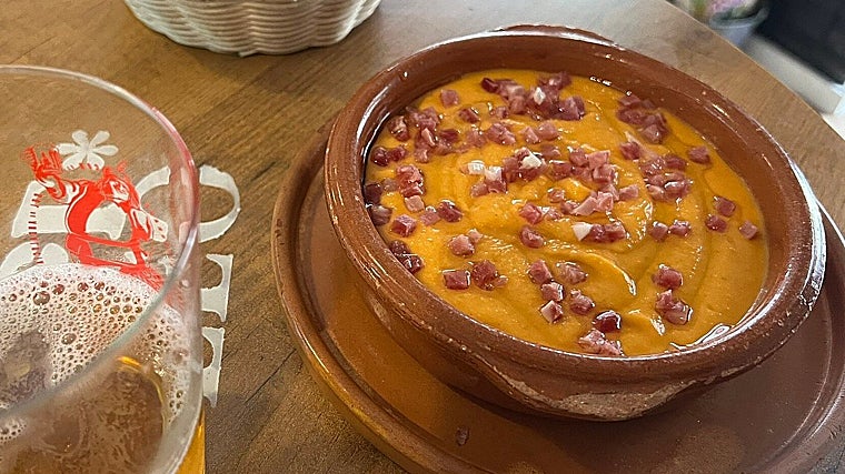 Tapa de salmorejo cordobés con caña de Cruzcampo