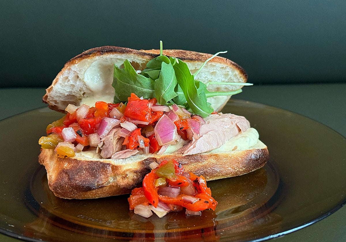 Entrepán de melva canutera con pimientos de Abacería El Poeta del Hotel Bécquer en Sevilla