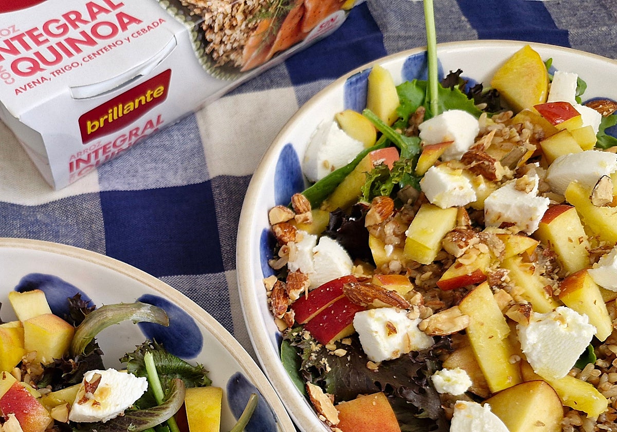 Ensalada de melocotón, vasito de arroz y quinoa Brillante, queso de cabra fresco, y almendras