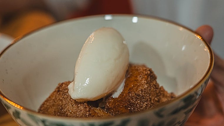 La torrija con helado casero elaborada en el restaurante cordobés Ánfora