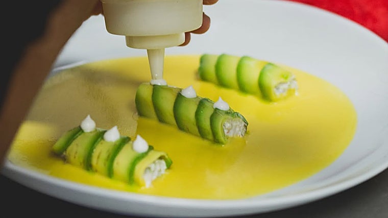 Canelón de aguacate y langostino de Tradevo