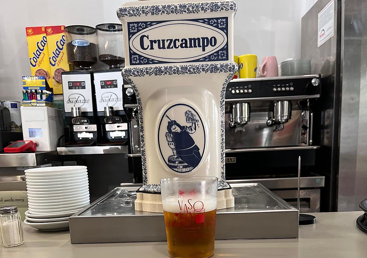 Vaso Fino cuenta con cerveza Cruzcampo muy fría