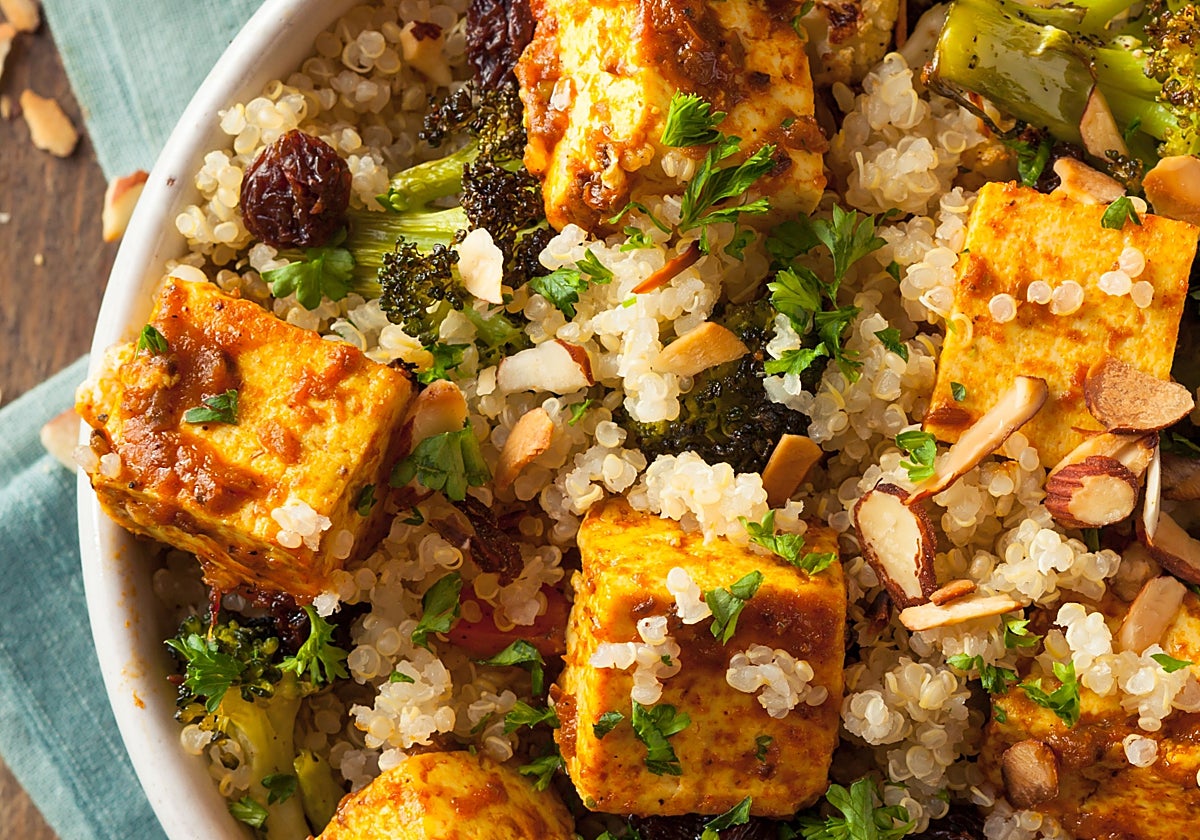 Ensalada de lentejas rojas con espinacas, calabacín asado, tofu marinado y vasito de quinoa Brillante