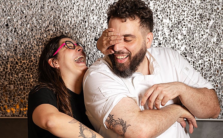 Imagen principal - Fátima Villanueva y Jesús León en su restaurante de la calle Harinas